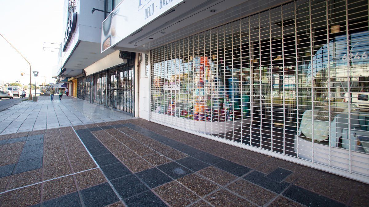 El sector comercial de Aristóbulo del Valle tiene menos gente que un domingo a la siesta.