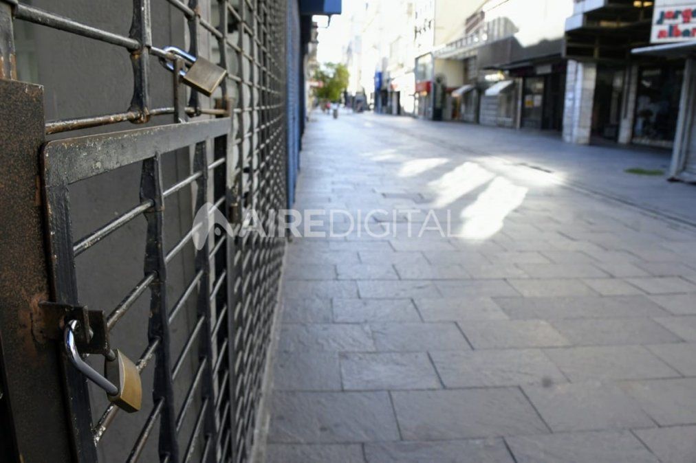 La peatonal Córdoba es una zona fantasma, con todos los negocios cerrados y sin gente.