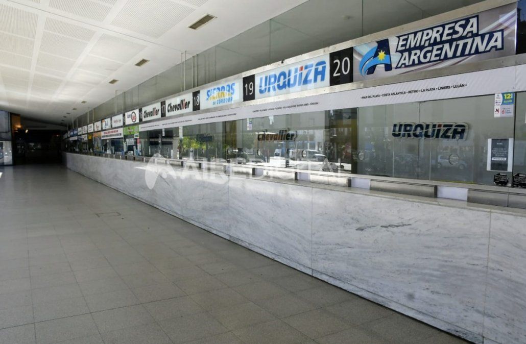 La terminal de Ómnibus de Rosario parece un edificio abandonado de golpe.