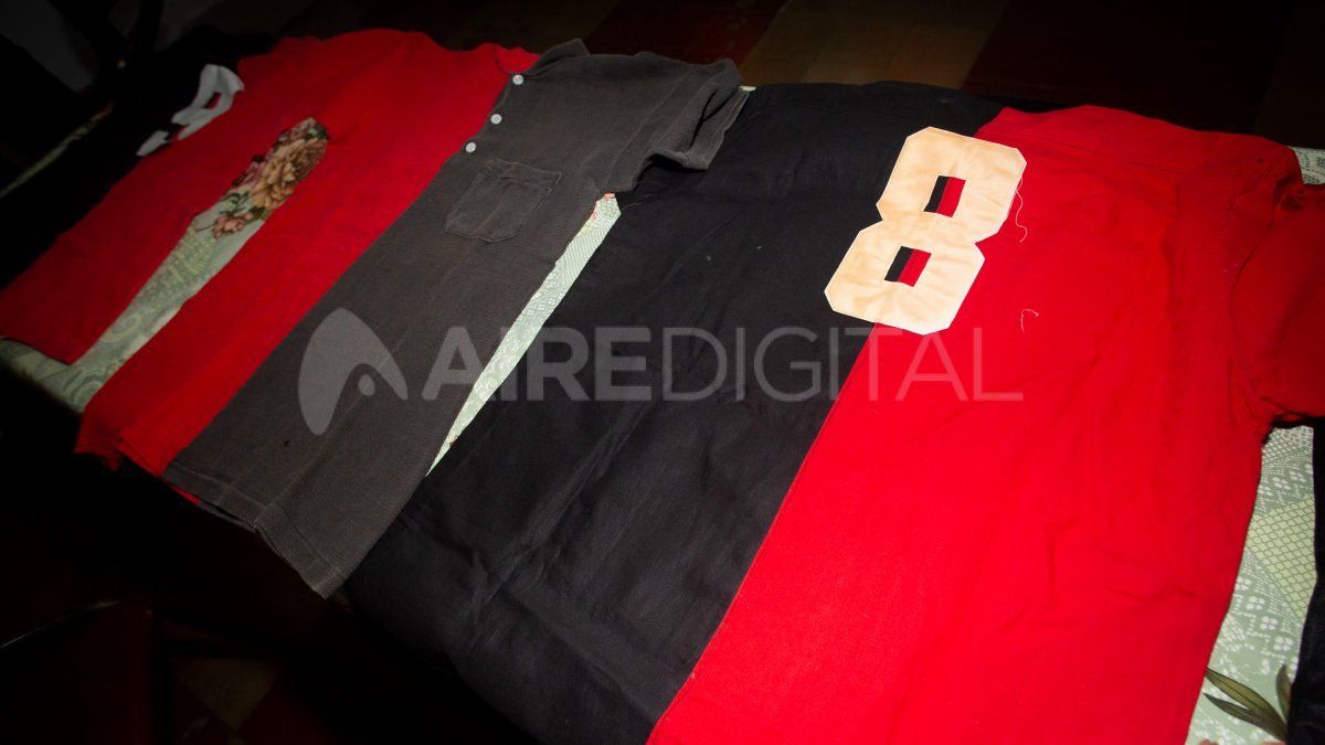 Algunas de las camisetas que usó José Luis Motura.