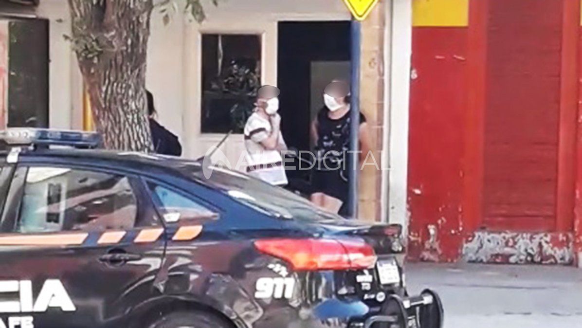 La pareja fue escrachada por vecinos que temen por su salud.