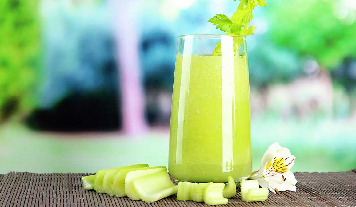 Jugo verde de apio detox. 