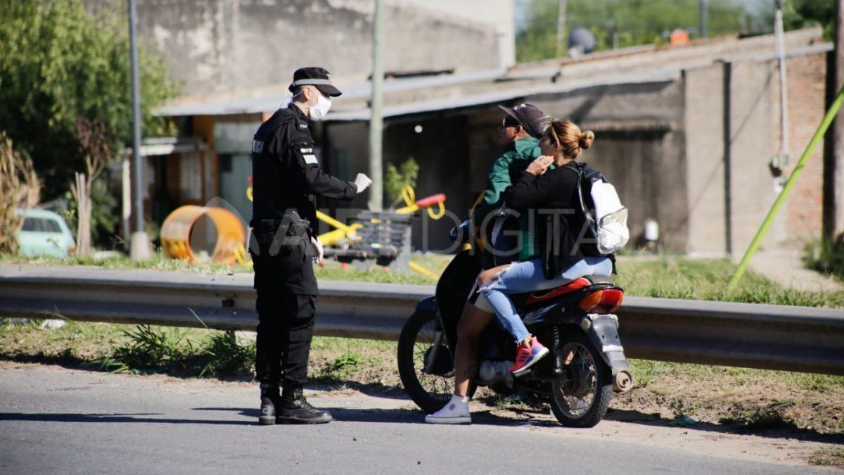 Los guantes y el barbijo están recomendados para los médicos o personas que tienen contacto directo con pacientes enfermos de coronavirus.