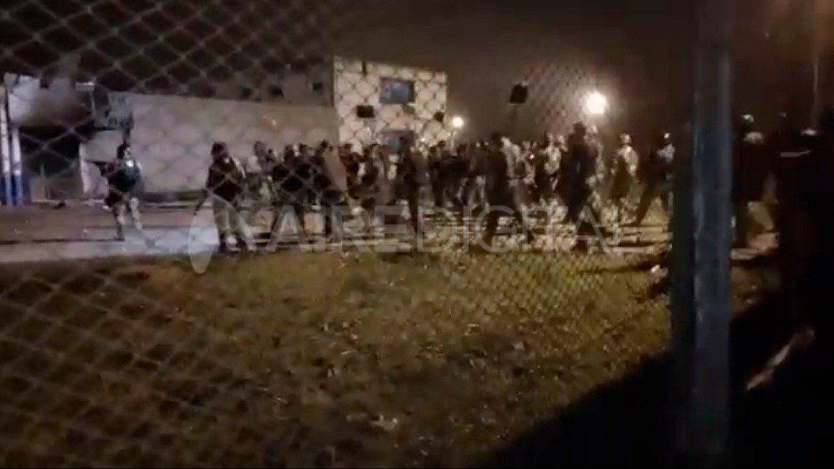 Momentos de extrema violencia se vivieron durante la noche en el penal de Las Flores, cuando los reclusos de amotinaron para reclamar mayor control contra el coronavirus en la prisión.