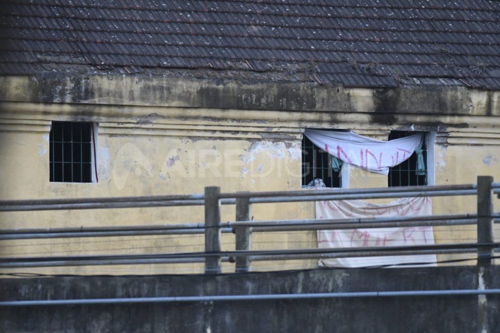 En la cárcel de Coronda los efectivos policiales continuarán apostados de manera permanente, para colaborar con el Servicio Penitenciario en caso de motines.