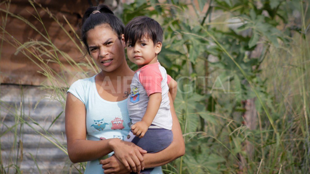 Jimena Cáceres pasea a su hijo Alex en brazos por el miedo a las víboras.