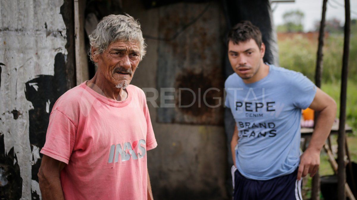 Carlos Alberto Rojas comparte el rancho con Susana Martínez y su hijo.