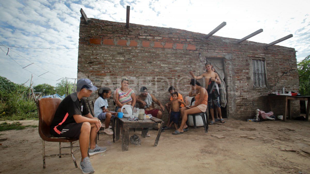 La familia de Carina Martínez y Ricardo Madero en una vivienda de villa Jesuitas. Ricardo no puede salir a cuidar autos ni a vender bolsas.