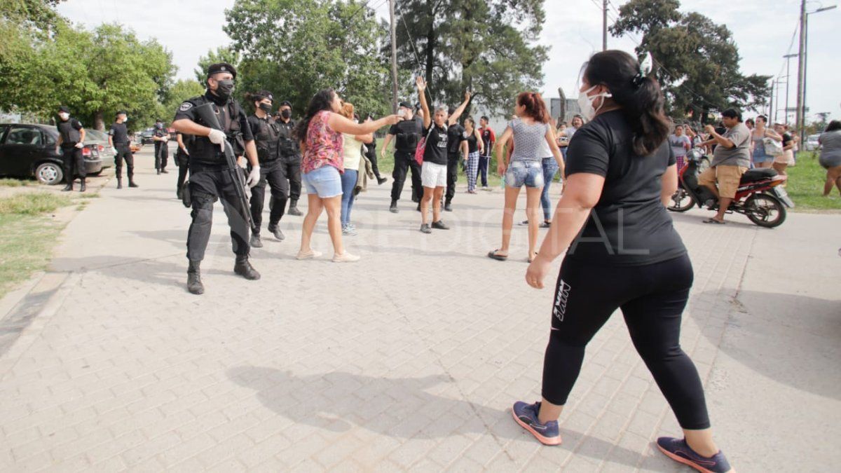 Los familiares de reclusos de la Unidad Penitenciaria N° 2 apostados frente al penal
