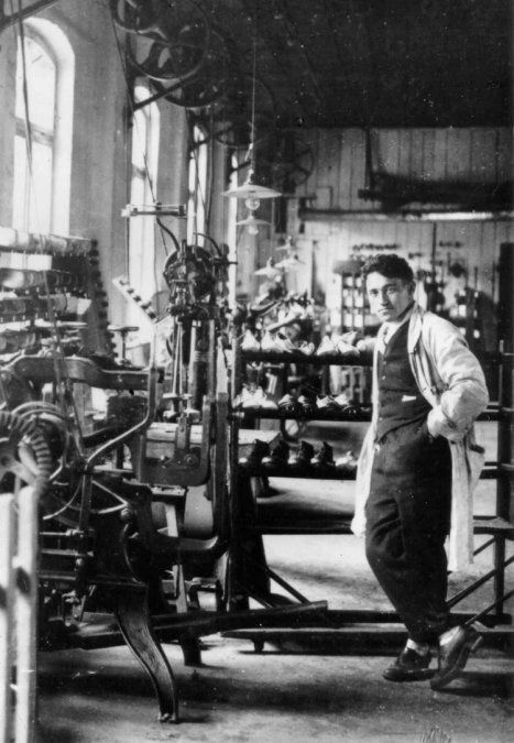 Adolf Dassler en su taller de calzado.