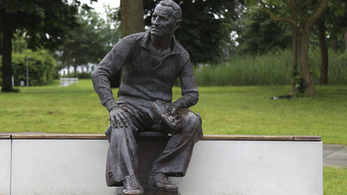 La estatua de Adolf Dassler es una escultura de tamaño natural, que fue erigida en mayo de 2006 en el Adi Dassler estadio en Herzogenaurach.