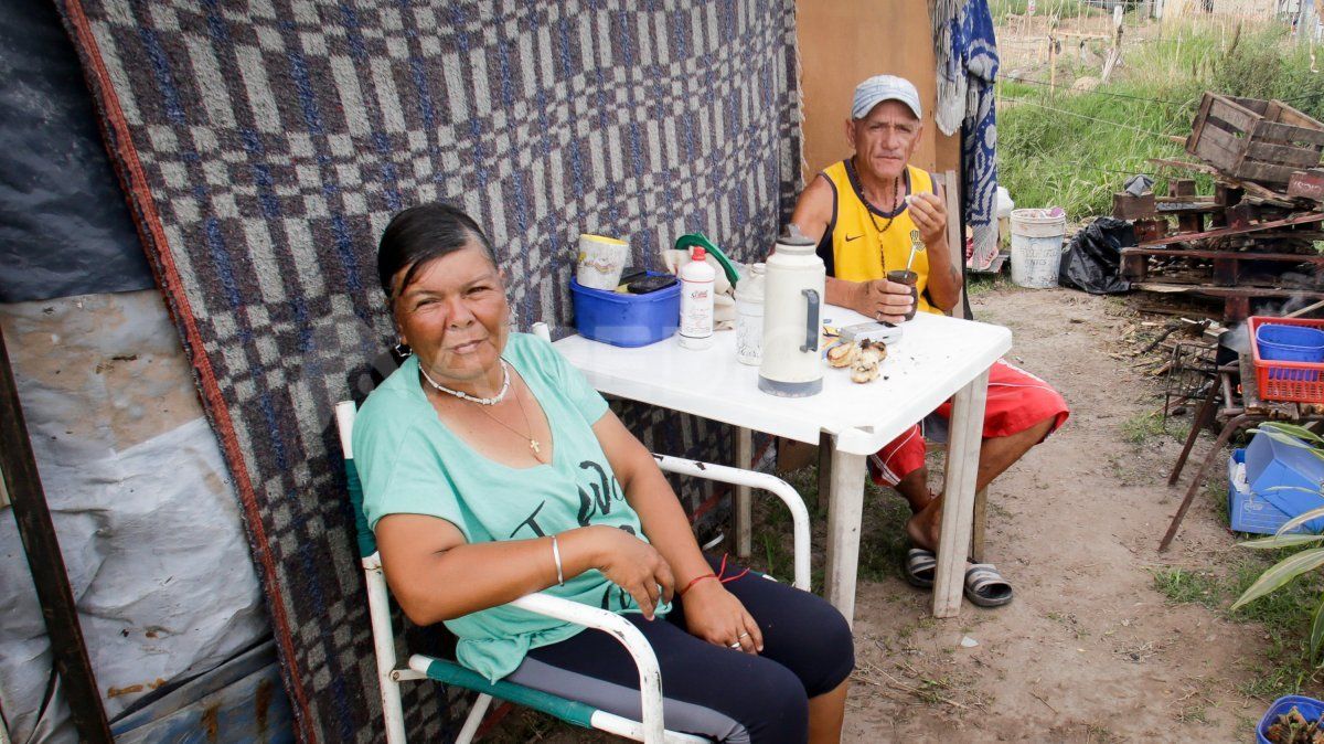 Alberto Sola y Paola Flores son unos de los pocos que habitan en los terrenos usurpados en el norte de la ciudad de Santa Fe. En general, las casillas y carpas están vacías y sólo se ocupan durante algún momento del día.
