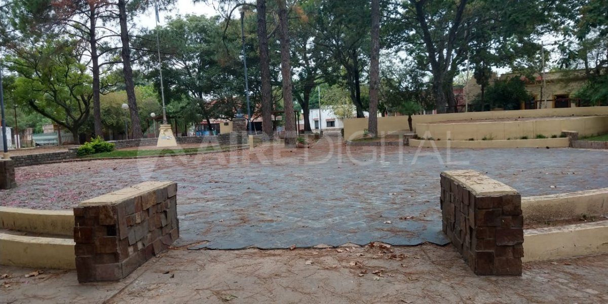 Las coloridas calles de la vecina ciudad lucen desoladas, la plaza vacía y el tránsito es prácticamente inexistente.