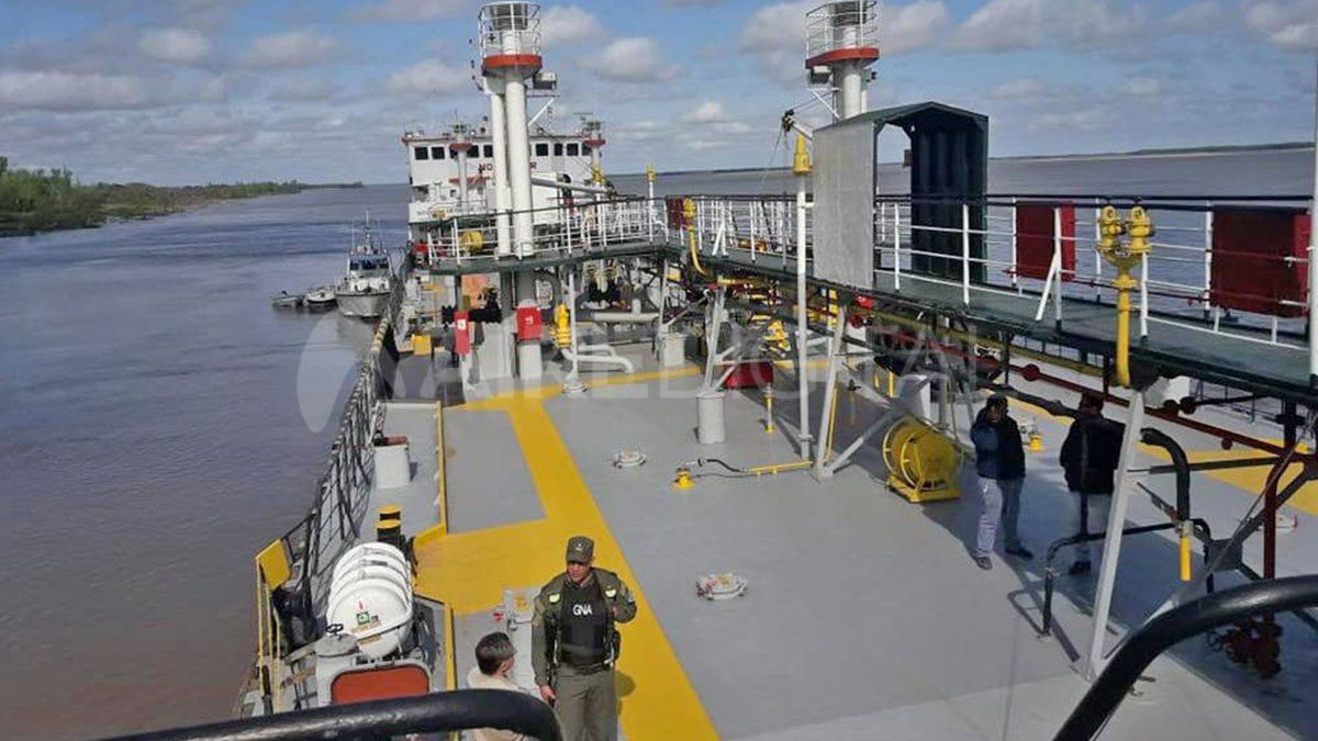 El momento en que Gendarmería abordó el barco procedente de Paraguay.