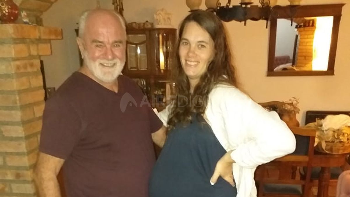 Pilar embarazada junto a su papá Rubén.