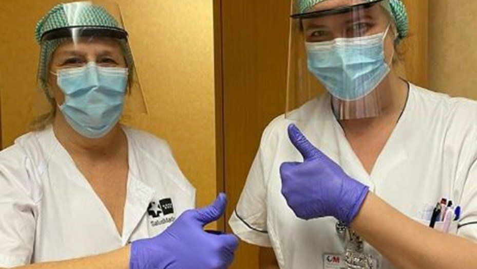 Médicos con protectores faciales