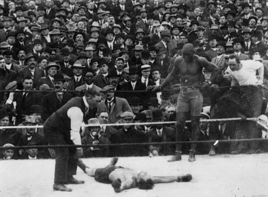 El sábado 16 de octubre de 1909 y, en su cuarta defensa, Jonhson venció en la Mission Street Arena de Colma, California, a Stanley Ketchel, el único campeón mundial mediano reinante que desafió al monarca pesado en la historia, hecho que jamás volvió a repetirse. Tras ser derribado en el 12° round, el Gigante de Galveston noqueó a su retador.