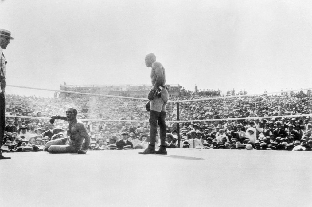 Jim Jeffries, ex campeón mundial pesado, volvió de su retiro para acabar con el reinado de Johnson. Pero, el lunes 4 de julio de 1910, en un ring montado especialmente en el centro de la ciudad de Reno, Nevada, 20.000 espectadores fueron testigos de la paliza que el Gigante de Galveston le propinó a la “esperanza blanca”, a quien derribó dos veces y golpeó a voluntad, hasta que su esquina se apiadó de él y tiró la toalla en el 15° round.