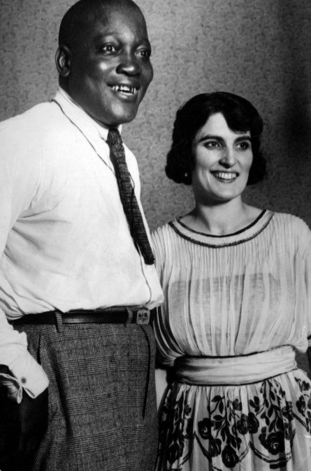 A principios de 1912, Johnson conoció a Lucille Cameron, una prostituta blanca de 18 años oriunda de Milwaukee que, en poco tiempo, se convirtió en su amante. Por esta relación, fue denunciado por violar la ley Mann por la propia madre de Cameron, con quien se casó en diciembre de ese año. Esta causa se cayó pero, el testimonio de Belle Schreiber, una despechada ex amante del moreno, sirvió para juzgarlo y condenarlo en 1913.