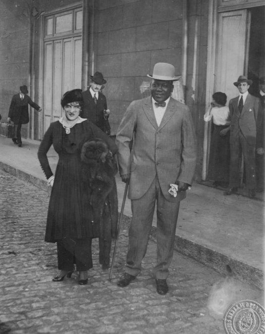 Johnson visitó la Argentina (en la foto, con su esposa, Lucille Cameron) y, el domingo 10 de enero de 1915, enfrentó a tres rivales en el Stadium Palermo de la Capital Federal, sito en la avenida Alvear frente al hipódromo Argentino. Dos de los choques fueron exhibiciones y, el combate que disputó –pactado a 10 rounds y sin el título mundial en juego– fue ante su compatriota Jack Murray, a quien noqueó a los 30” del tercer asalto.