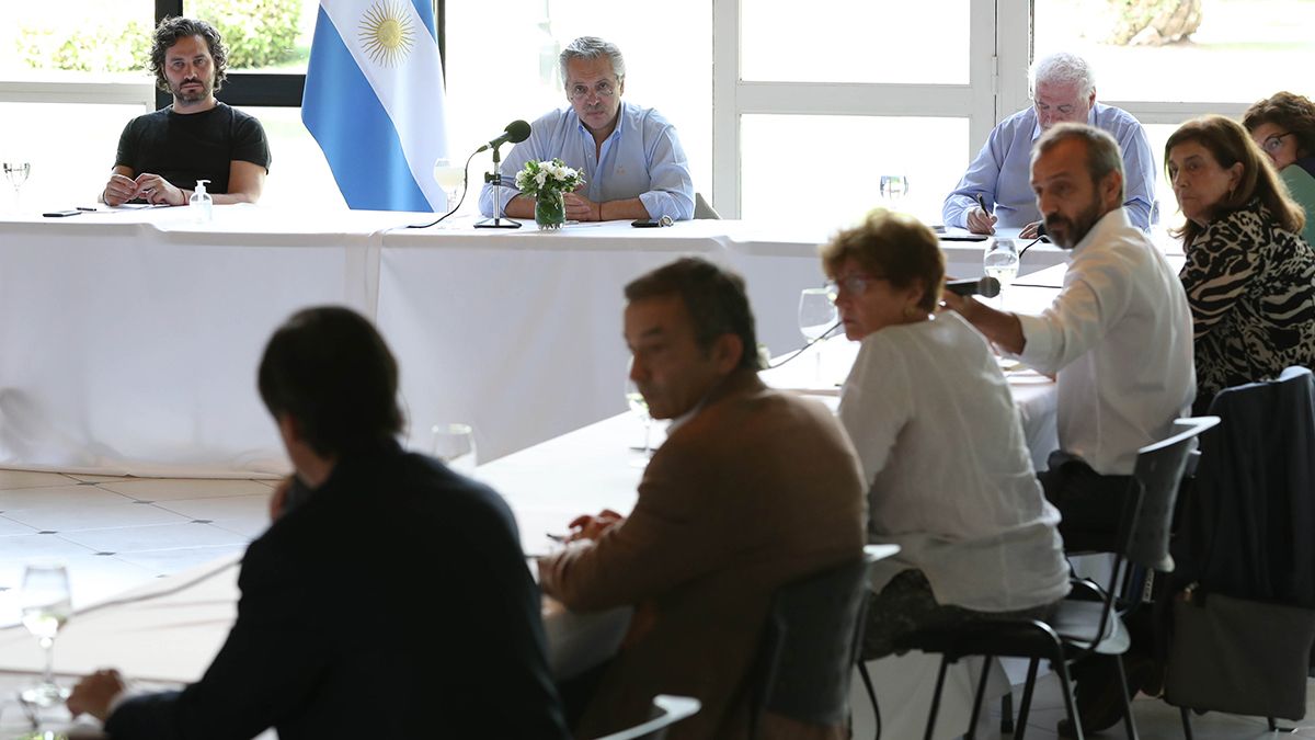 Por la mañana, especialistas se reunieron con Fernández en la Residencia de Olivos.