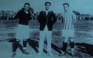 Los capitanes de Colón y Unión, previo a un clásico disputado en el año 1923. Fuente: Museo <a href=