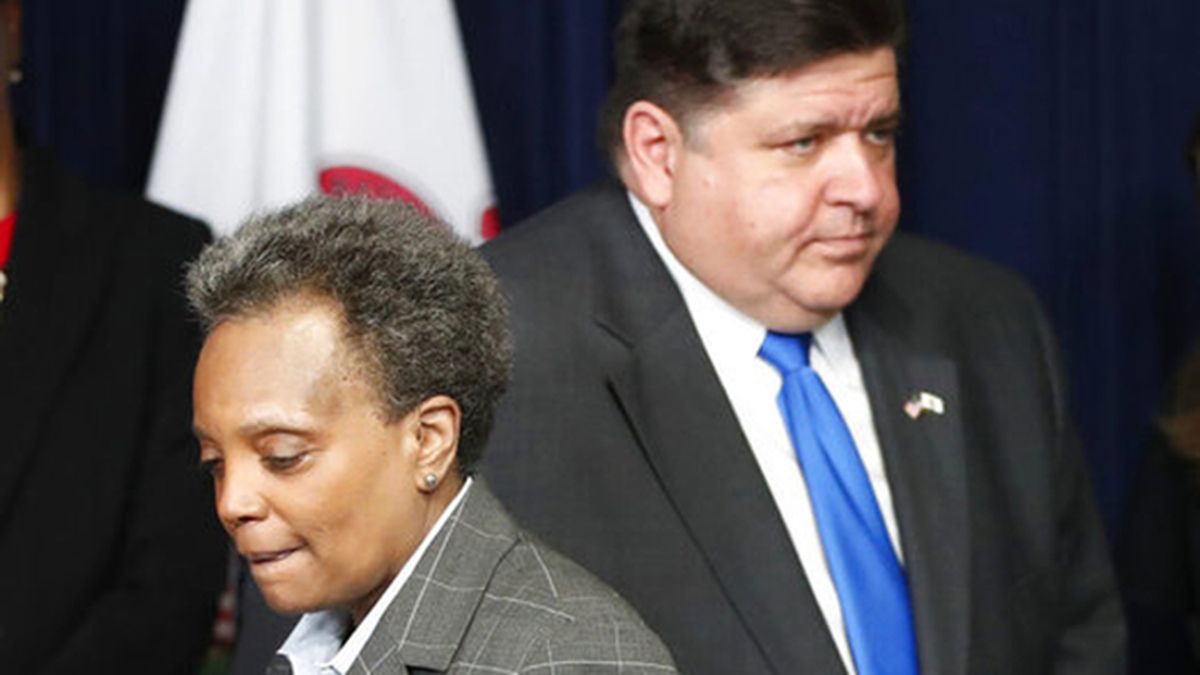 La alcaldesa de Chicago, Lori Lightfoot, y el gobernador de Illinois, J.B. Pritizker, en conferencia de prensa por Covid-19.