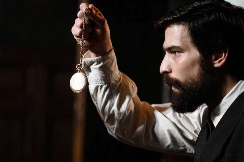 La serie estpa ambientada en la Viena del siglo XIX y muestra a un joven Sigmund Freud (Robert Finster). | Gentileza