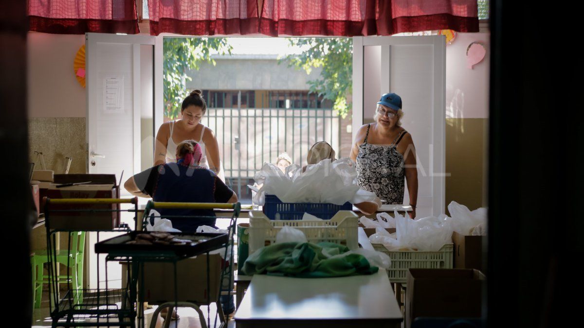 2Los asistentes escolares de la escuela Domingo Guzmán Silva se compraron barbijos y guantes para protegerse del virus.