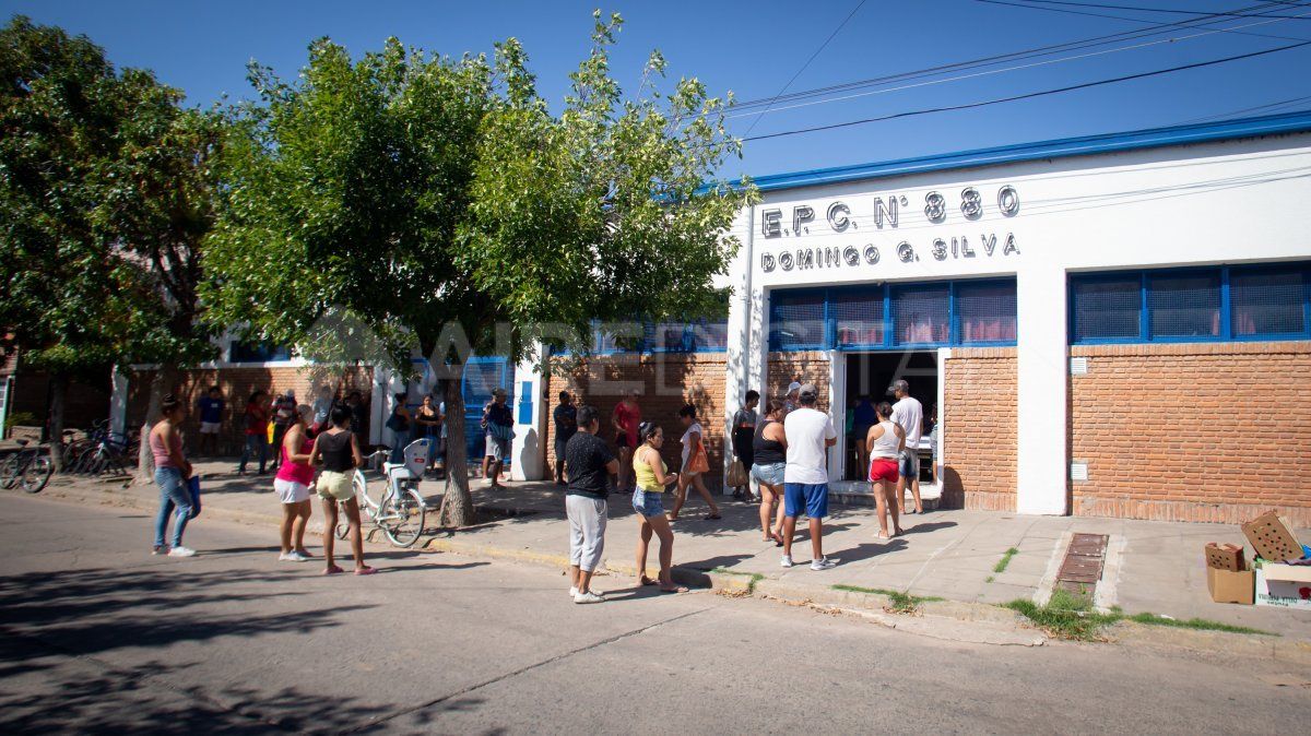 Al comienzo de la entrega de las viandas durante la cuarentena por coronavirus la fila suele ser de casi una cuadra de largo.