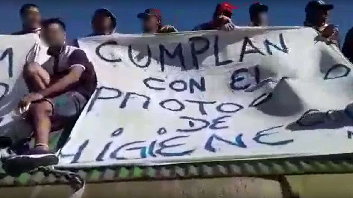 En horas de la siesta del lunes 23 de marzo, varios presos subieron a los techos y con banderas pidieron mejores