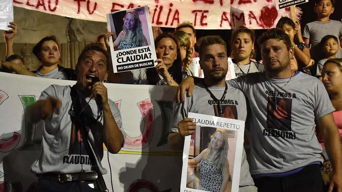 Familiares y amigos de Claudia, víctima de un terrible femicidio. Foto: Crónica
