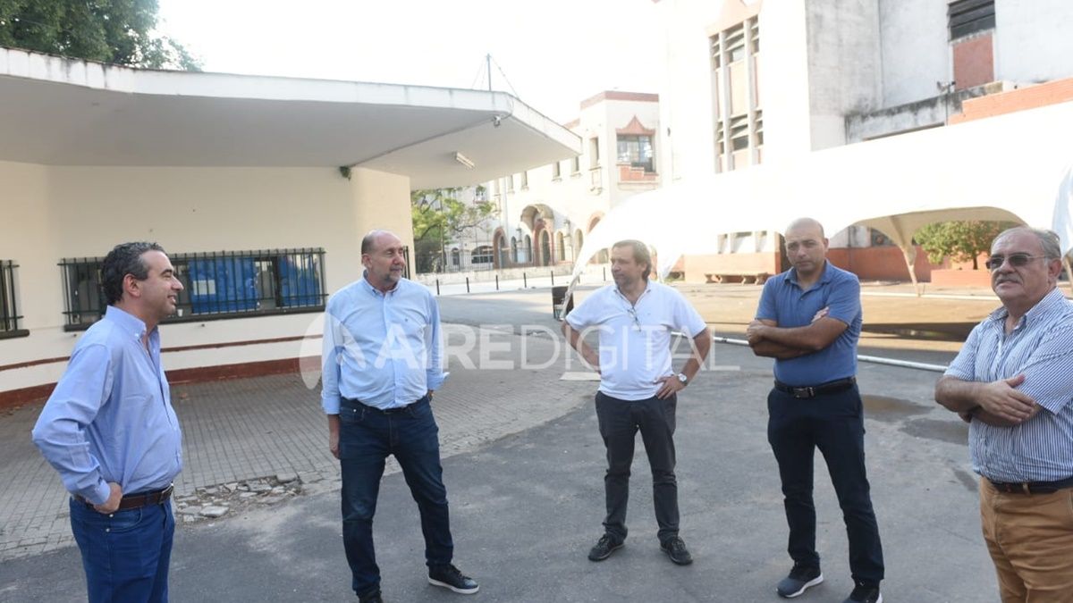 El gobernador Perotti y el intendente Javkin durante la recorrida del centro de aislamiento que se está preparando en el Hipódromo de Rosario.
