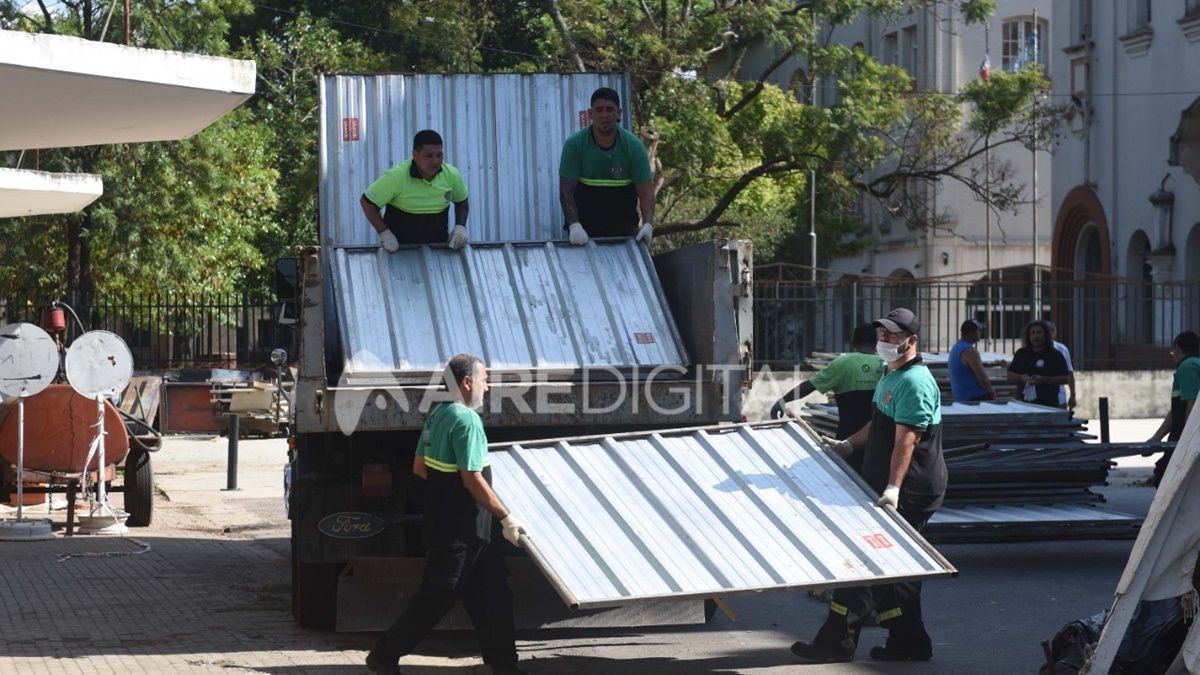 Parte de los trabajos para montar el centro de aislamiento en el Hipódromo de Rosario.