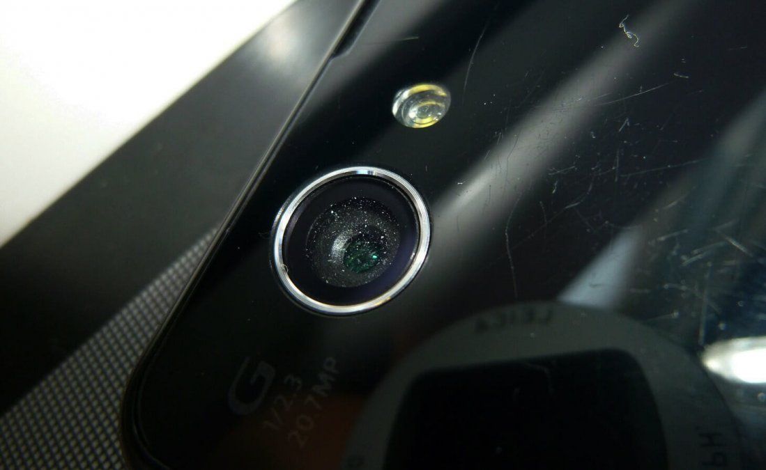 Uno los problemas habituales es que haya algo de suciedad en el sensor o el lente