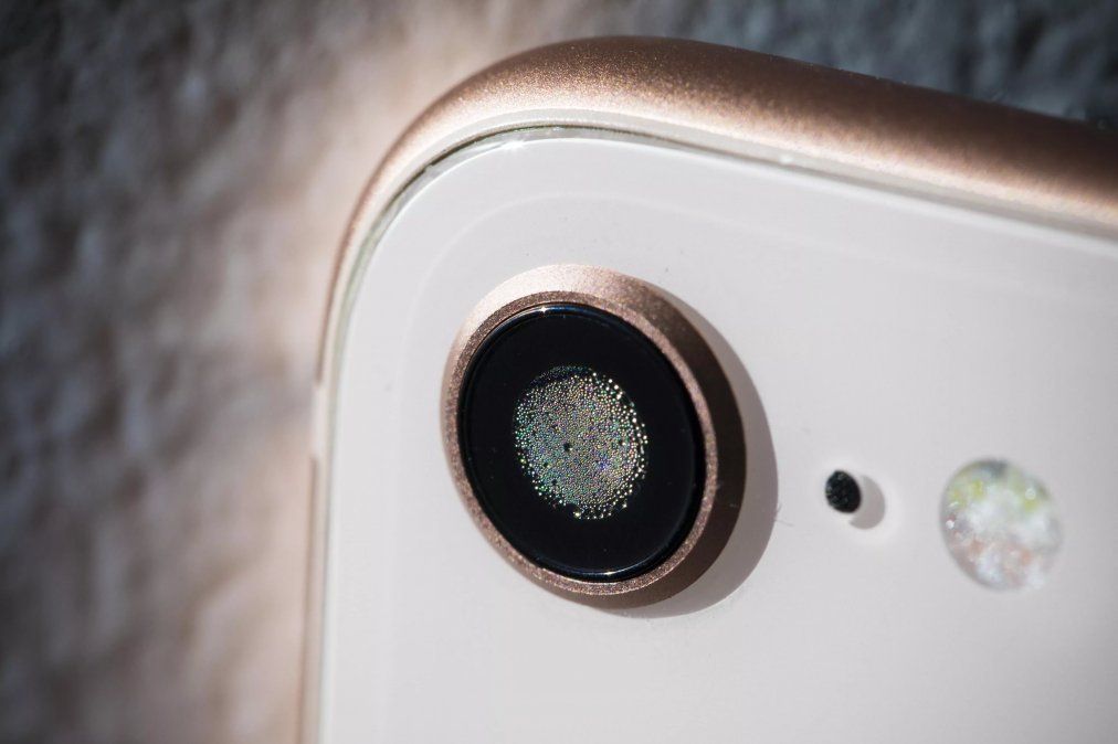 Puede ocurrir además que algún conector de la cámara se haya desensamblado o alguna pieza interna.