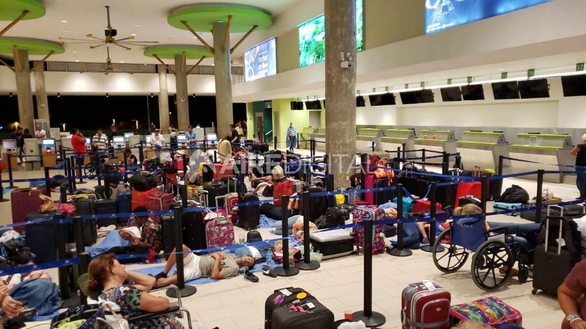 Los argentinos tienen que dormir en el piso, esperando que la repatriación llegue para ellos.
