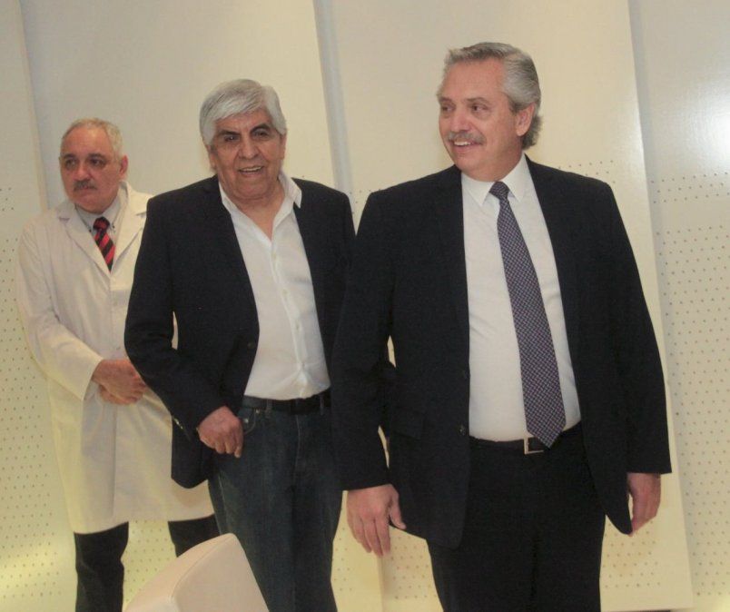 El presidente Alberto Fernandez y el secretario general del gremio de Camioneros, Hugo Moyano durante el acto de apertura del Sanatorio Antártida, el hospital porteño perteneciente al Sindicato de Choferes de Camiones.