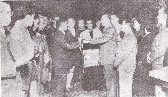 El Rev. Padre Pagés Sellarés bendice las obras en el Estadio que seis años después adoptaría el nombre de Brigadier Estanislao López.