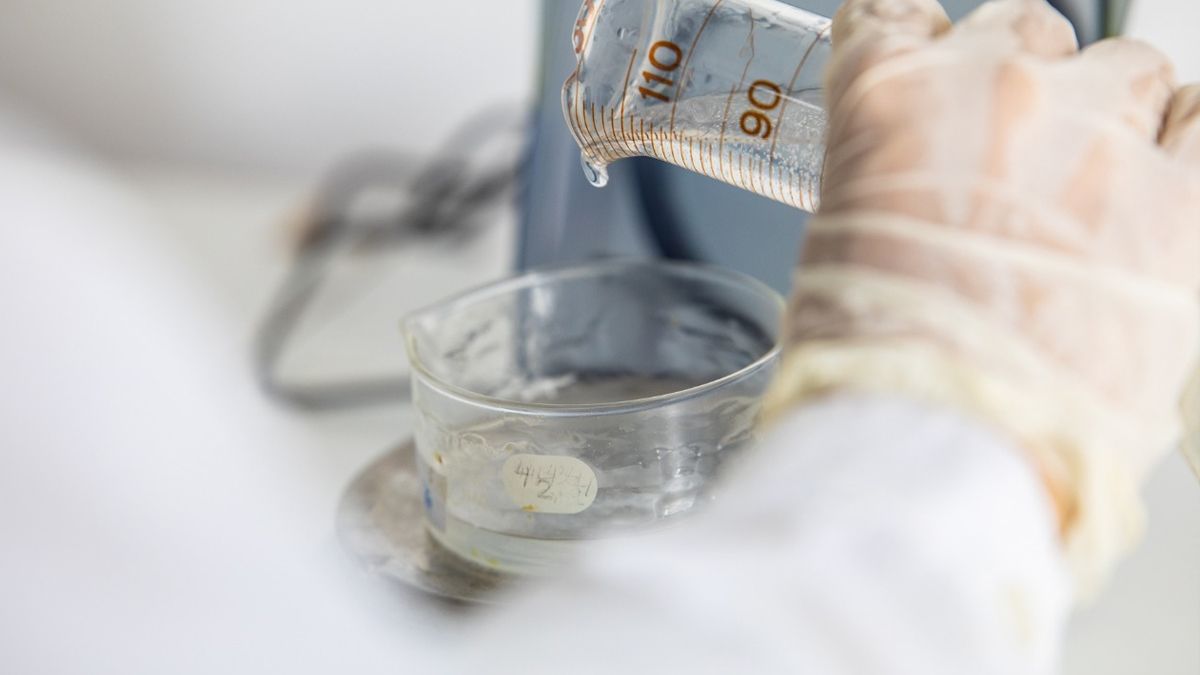 Investigadores de la Facultad de Ingeniería Química de la Universidad Nacional del Litoral (FIQ-UNL) comenzaron a producir más de 1000 litros de alcohol en gel.