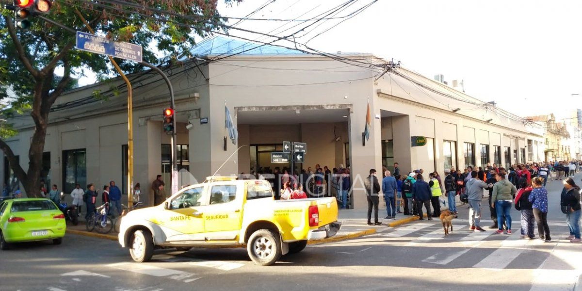 En las cercanías de los bancos se realizan operativos de tránsito por la acumulación de personas.