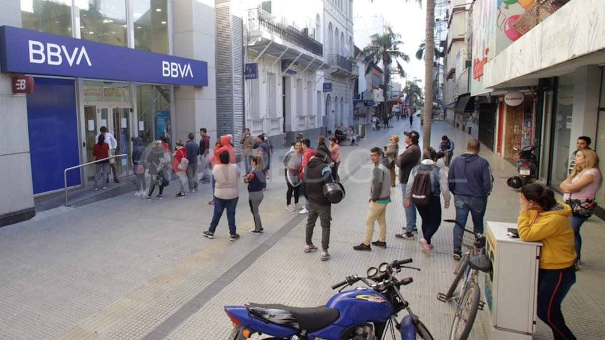 La fila en el banco BBVA de la peatonal santafesina este viernes.