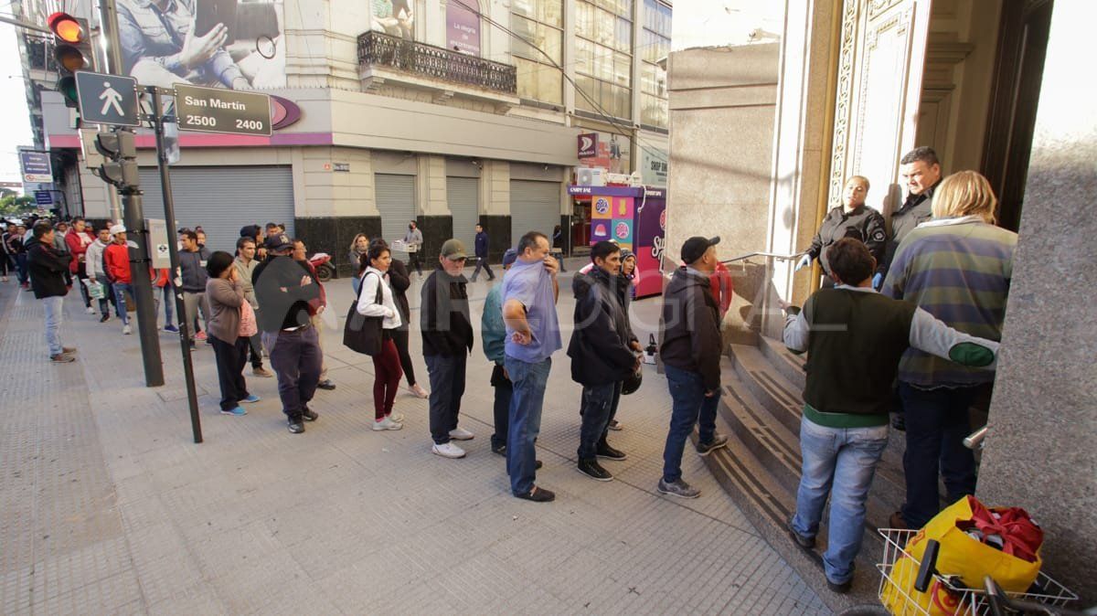 Cientos de personas se acumularon este viernes en los bancos de la ciudad de Santa Fe.