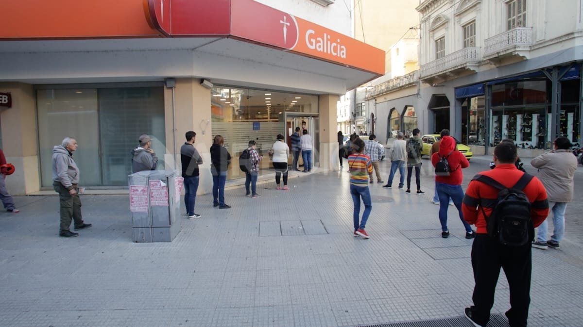 Decenas de personas en una sucursal del banco Galicia de la peatonal santafesina.