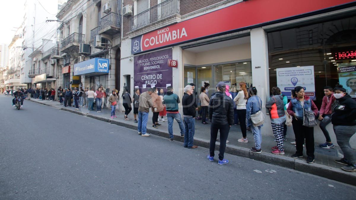 Una larga fila de personas en el banco Columbia.