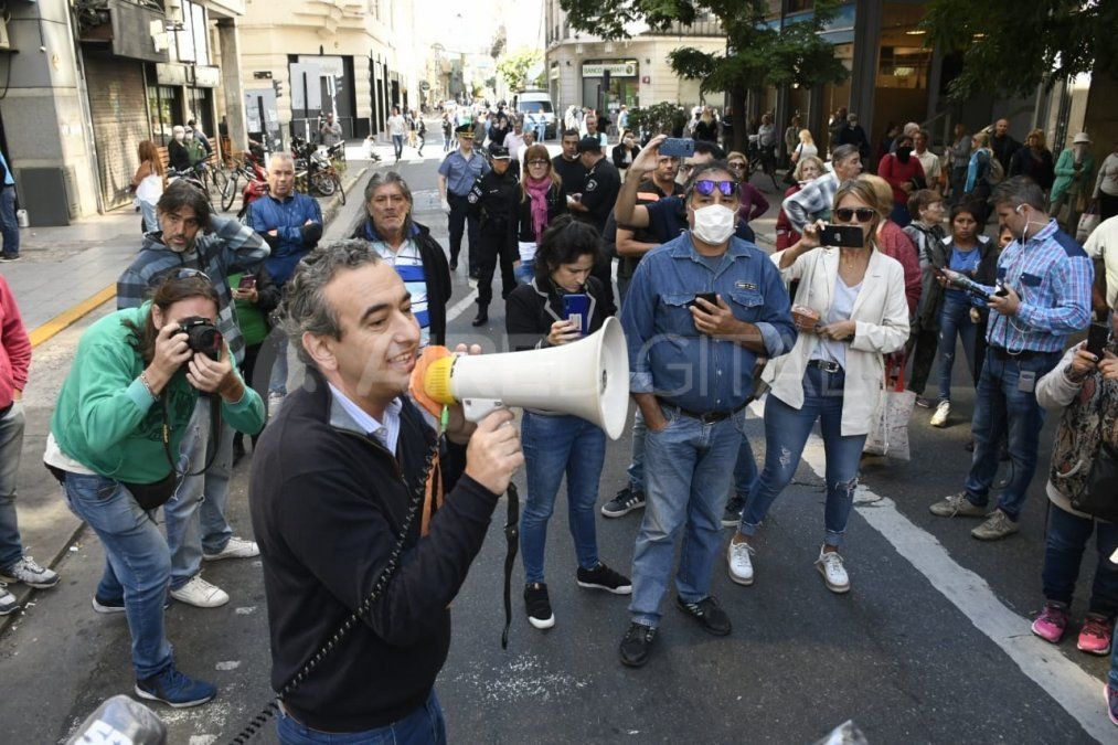 Pablo Javkin, el intendente de Rosario, salió a las calles con un megáfono para ordenar a la gente que hacía colas en los bancos.