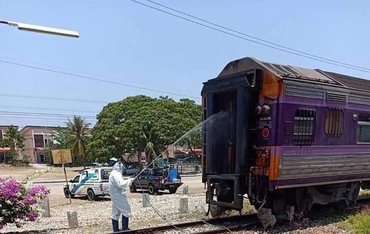 Desinfección. Las autoridades limpiaron el vagón. (Foto: Viralpress).