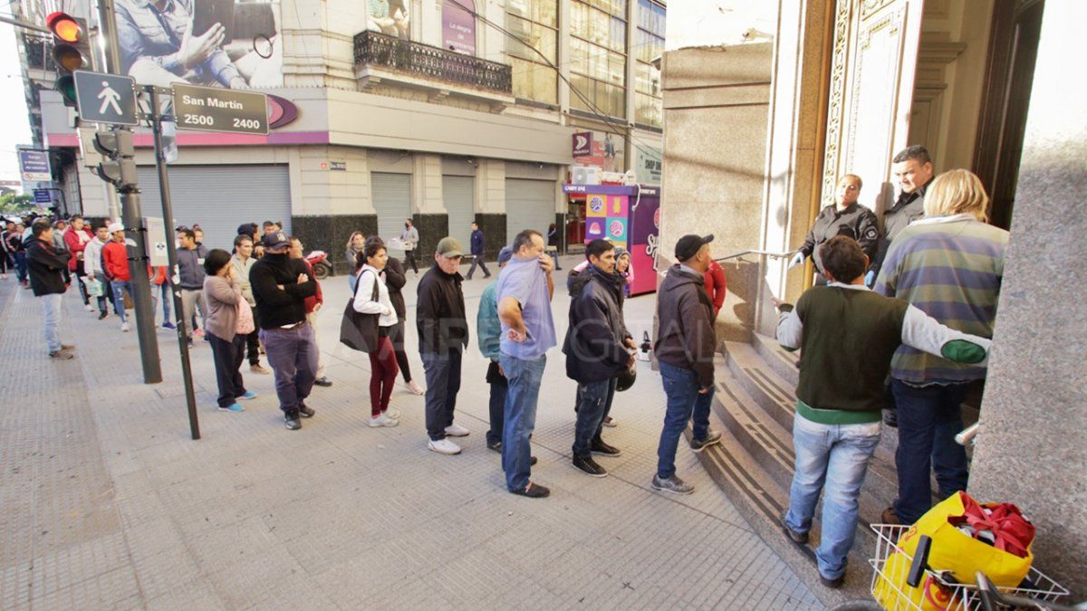 Panorama. Así se vivió el viernes en los bancos del centro de Santa Fe.