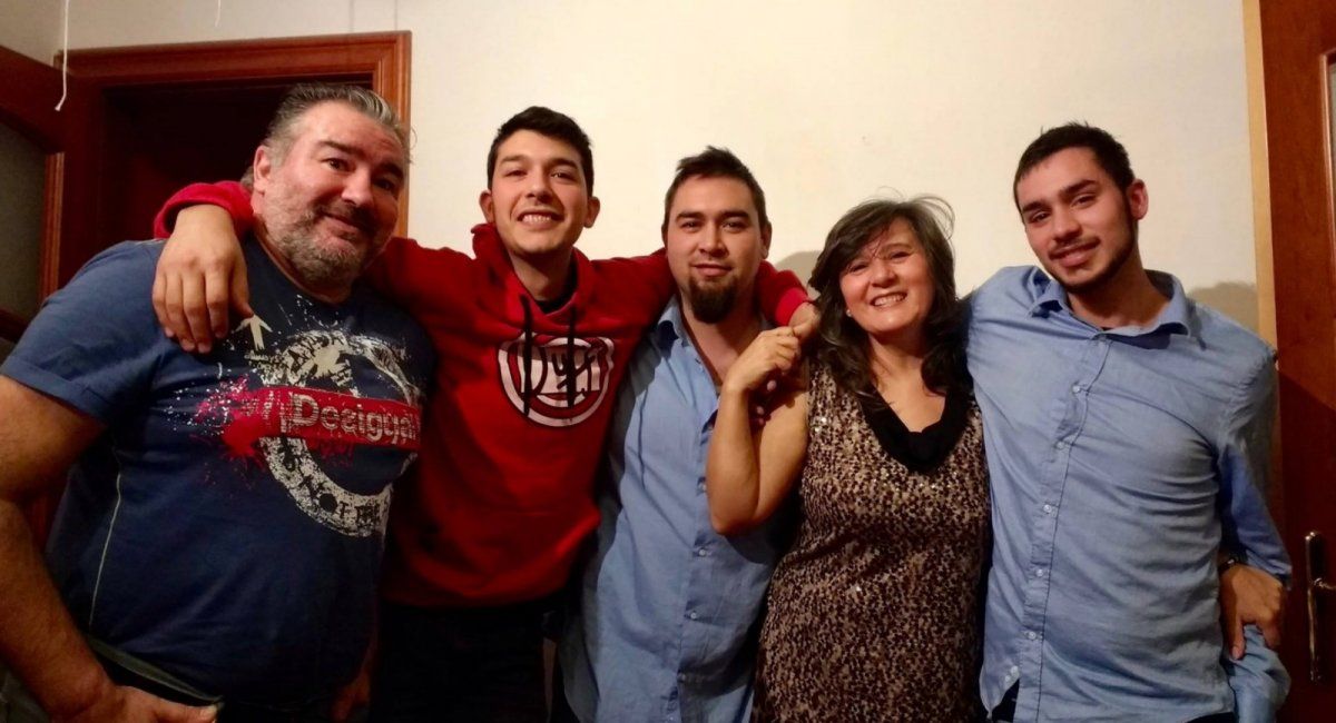 Ramón, Silvina y sus tres hijos.