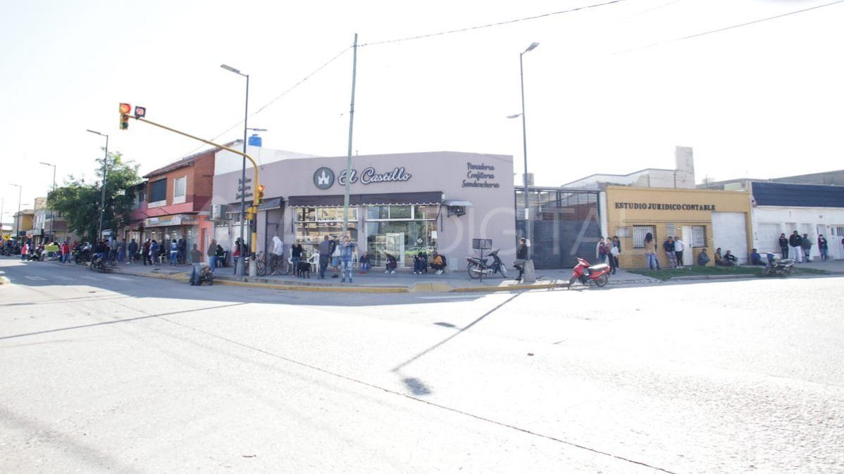Casi dos cuadras y media de cola para acceder a los cajeros del Banco Credicoop